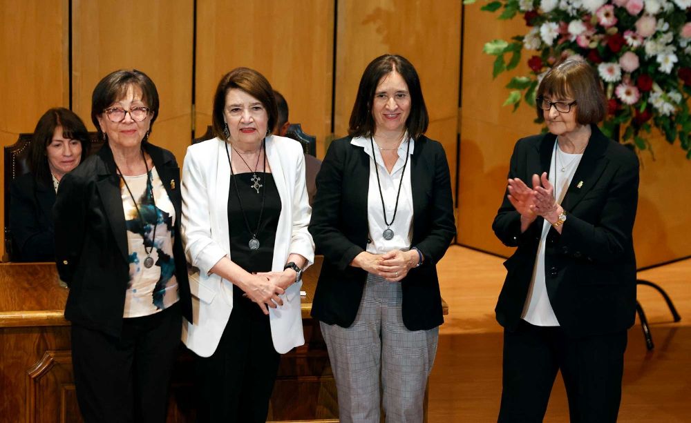 Las nuevas integrantes del Consejo de Evaluación, Maricruz Gómez de la Torre, Carmen Sotomayor y Jenny Fiedler, recibieron la Medalla Andrés Bello. 